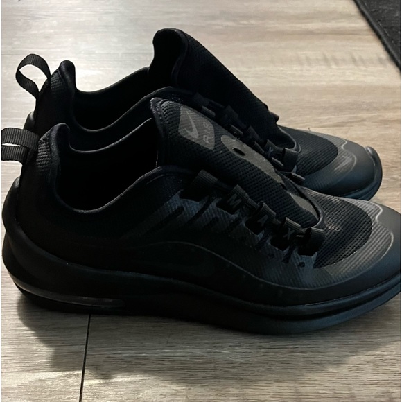 Nike Air Max Axis (needs laces) - Picture 2 of 6